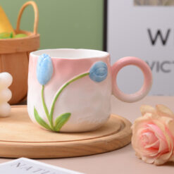 Alternative view of Elegantti kohokuvioitu keraaminen vesimuki – Pastellisävyinen kukkakuvio (vaaleanpunainen, sininen, vihreä)