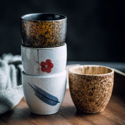 Japanilaistyylinen lyhyt keraaminen teekuppi – Alilasitettu koriste (200 ml)