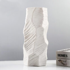 Alternative view of Valkoinen keraaminen maljakko – veistoksellinen muotoilu kukka-asetelmiin ja sisustukseen