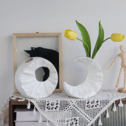 Moderni keraaminen maljakko – aurinko, kuu ja luovat muodot kodin sisustukseen