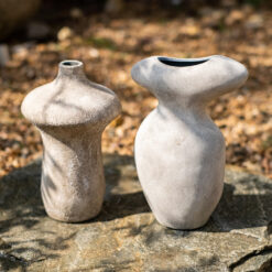 Keraaminen maljakko rustiikkisessa tyylissä – kukille ja sisustukseen