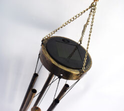 Alternative view of Taottu rauta – Aurinkokäyttöinen LED-tuulikello (Aurinko, Kuu & Tähdet)