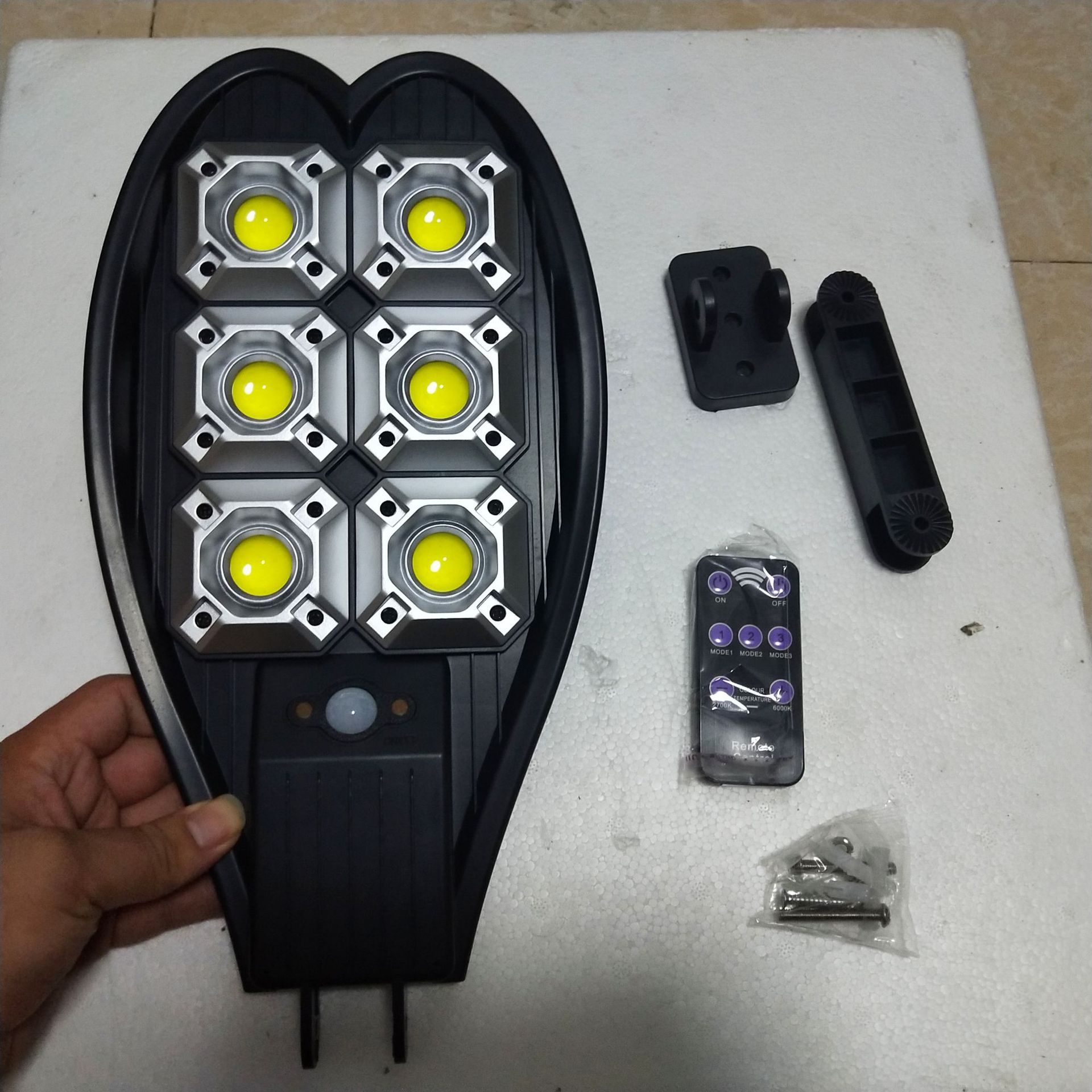 Aurinkokäyttöinen LED-katuvalo – Liiketunnistimella & Kaukosäätimellä - Image 2